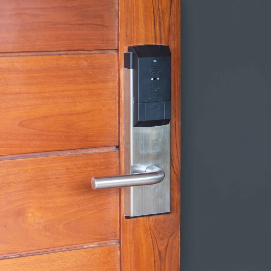 Smartphone connecting to a smart lock